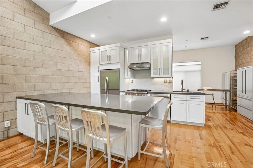 More Photos Of 717 N Highland Ave, Los Angeles Light Distribution For Sale