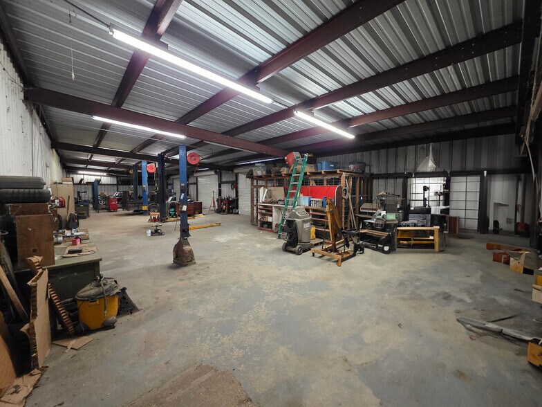 More Photos Of 1440 Gulfway Dr, Winnie Showroom For Sale