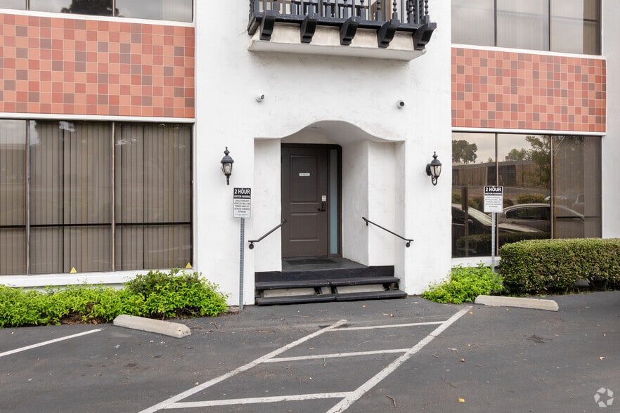 More Photos Of 7071 Convoy Ct, San Diego Office For Lease
