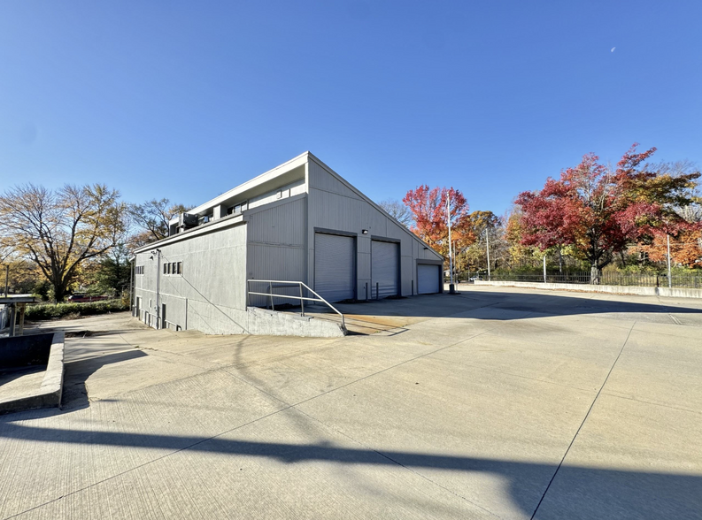 Primary Photo Of 7801 Blue Ridge Blvd, Kansas City Service For Lease