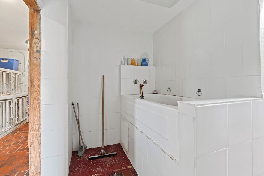 More Photos Of 1404 S B St, Henryetta Veterinarian Kennel For Sale