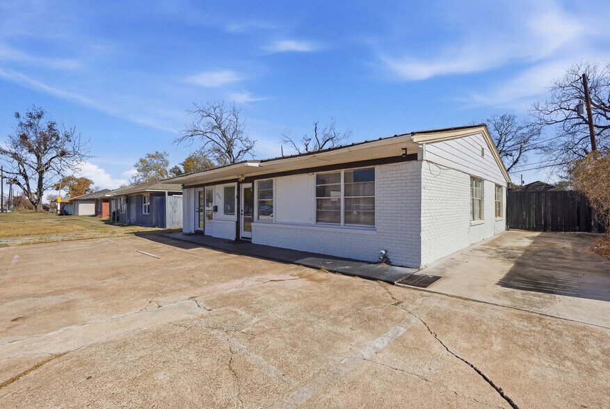 More Photos Of 2205 Strawberry Rd, Pasadena Flex For Sale