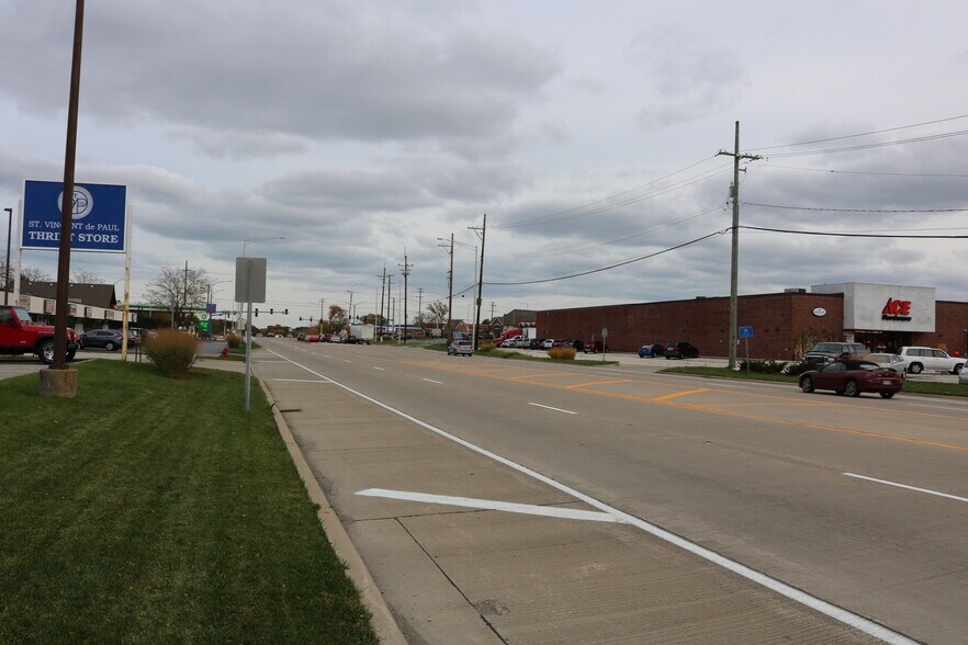 More Photos Of 116-134 Peterson Rd, Libertyville Unknown For Lease