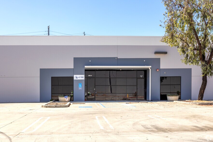 More Photos Of 1225 Park Center Dr, Vista Warehouse For Lease