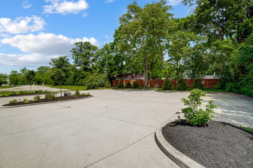 More Photos Of 235 W Franklin St, Centerville Storefront Retail Office For Lease