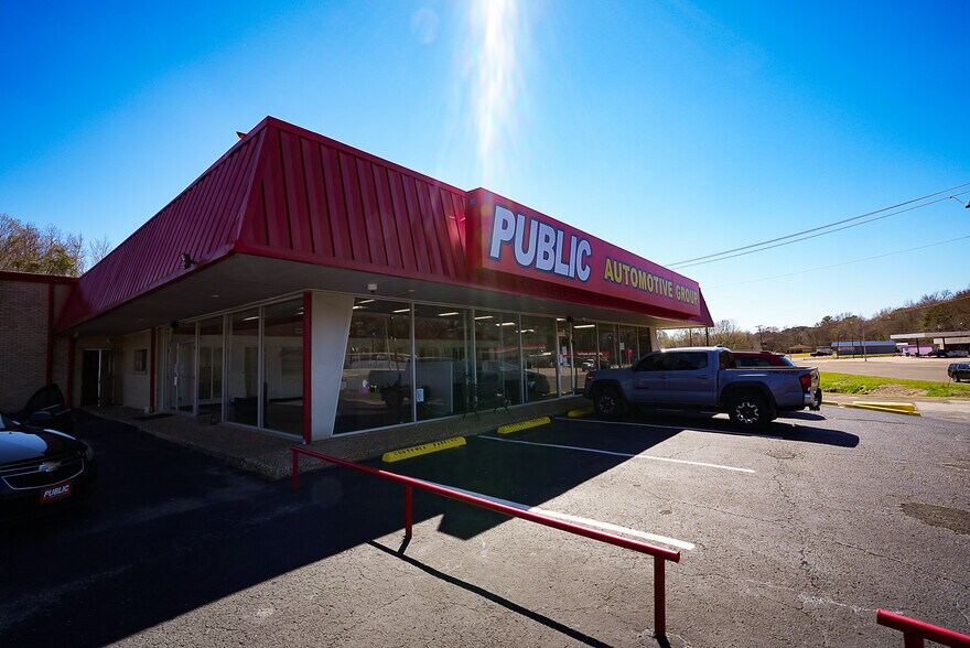 More Photos Of 910 W Palestine Ave, Palestine Auto Dealership For Sale