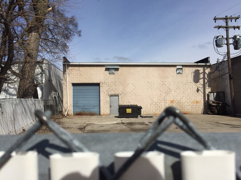 More Photos Of 964 E 10 Mile Rd, Hazel Park Warehouse For Lease