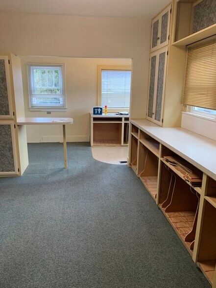 More Photos Of 980 Market St NE, Salem Office For Sale