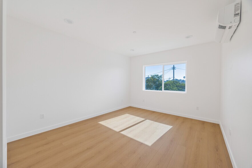 More Photos Of 10905 Dalerose Ave, Inglewood Multifamily For Sale