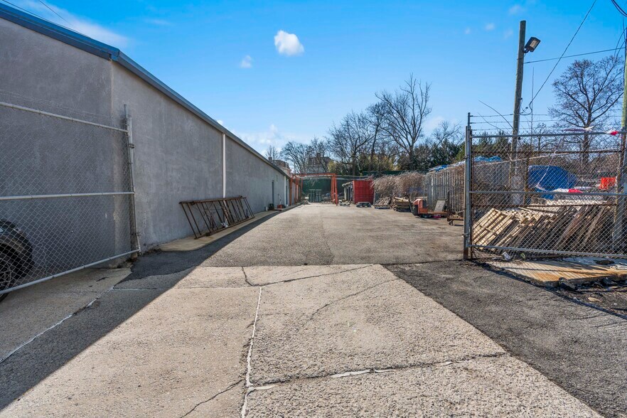 More Photos Of 1724 Richmond Ter, Staten Island Warehouse For Lease