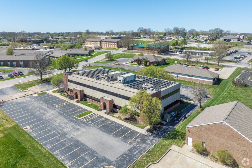 More Photos Of 2900 NE 60th St, Gladstone Office For Sale