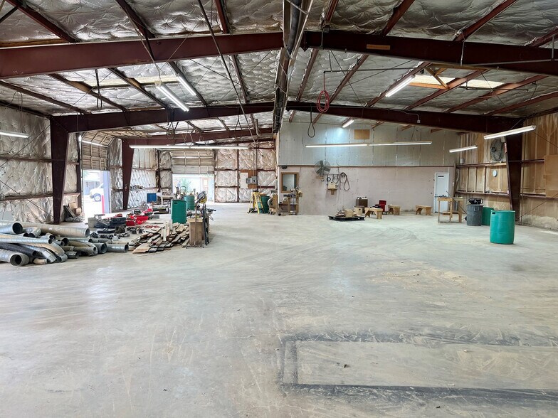 More Photos Of 4409 Garland Dr, Haltom City Manufacturing For Lease