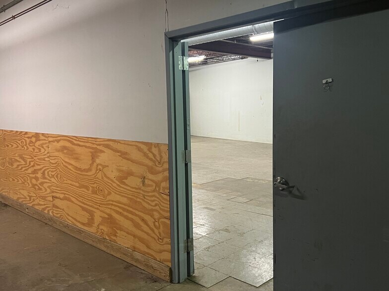 More Photos Of 1020-1060 Saw Mill Run Blvd W, Pittsburgh Warehouse For Lease