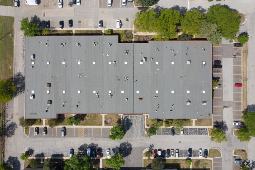 More Photos Of 5400 Newport Dr, Rolling Meadows Warehouse For Lease