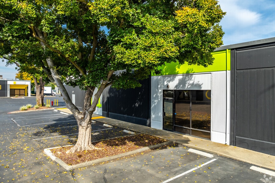 More Photos Of 9961 Horn Rd, Sacramento Showroom For Sale
