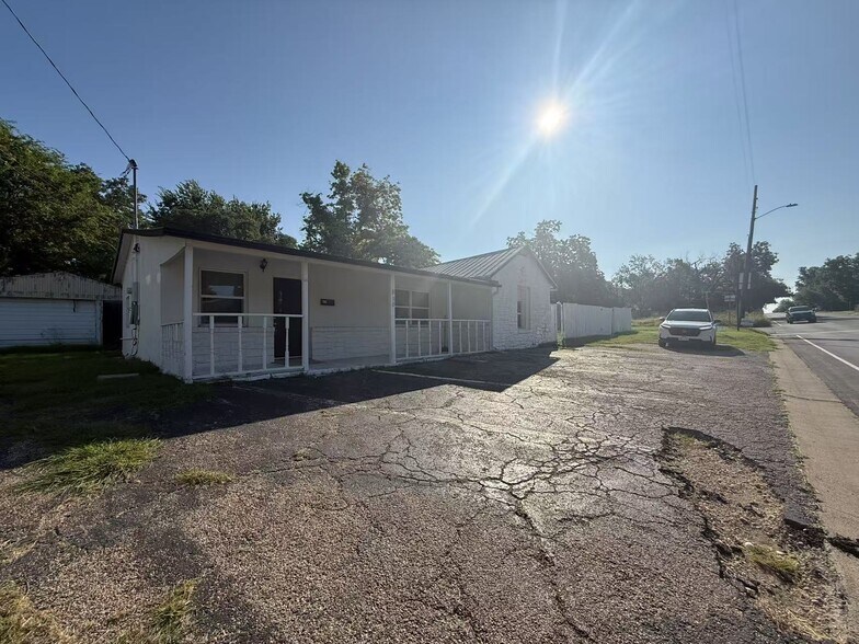 More Photos Of 810 W Avenue M, Temple Office For Lease