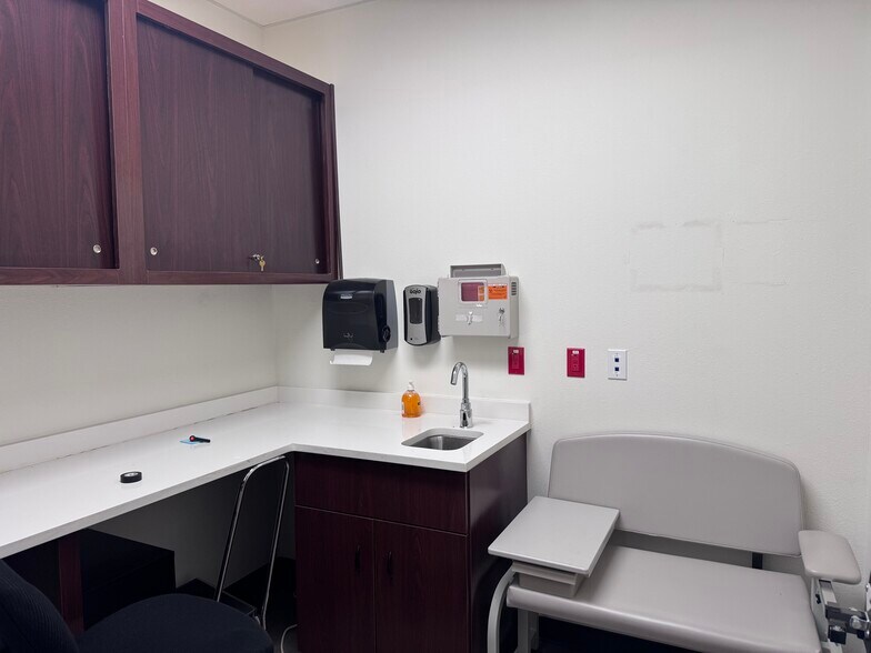 More Photos Of 2200 George Dieter Dr, El Paso Healthcare For Sale