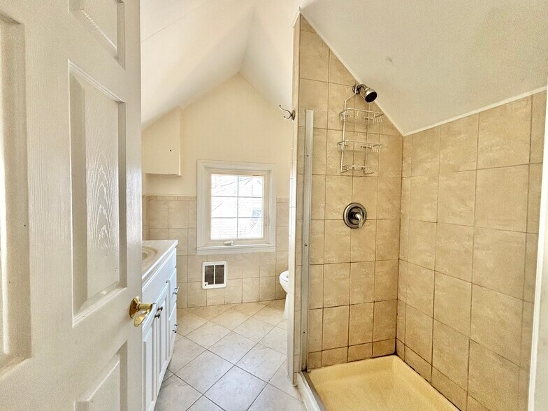 More Photos Of 39 Grenhart Rd, Stamford Freestanding For Lease