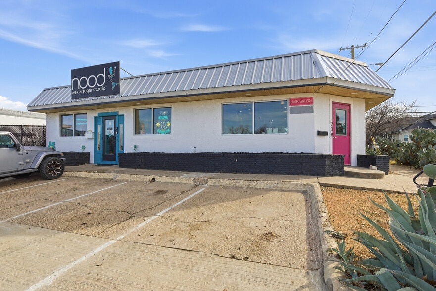 Primary Photo Of 738 W Davis St, Dallas Medical For Sale