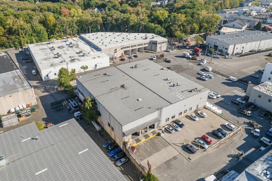 More Photos Of 86 Viaduct Rd, Stamford Warehouse For Lease