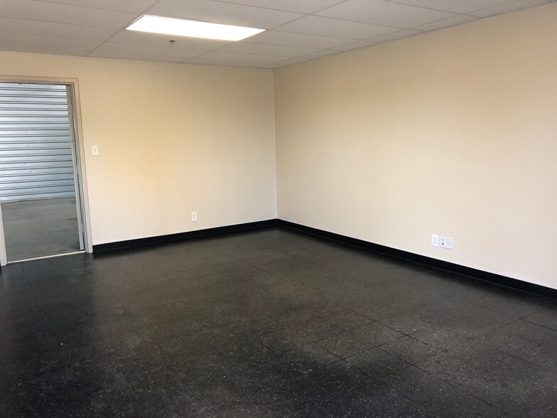 More Photos Of 802 E Richey Rd, Houston Self Storage For Lease