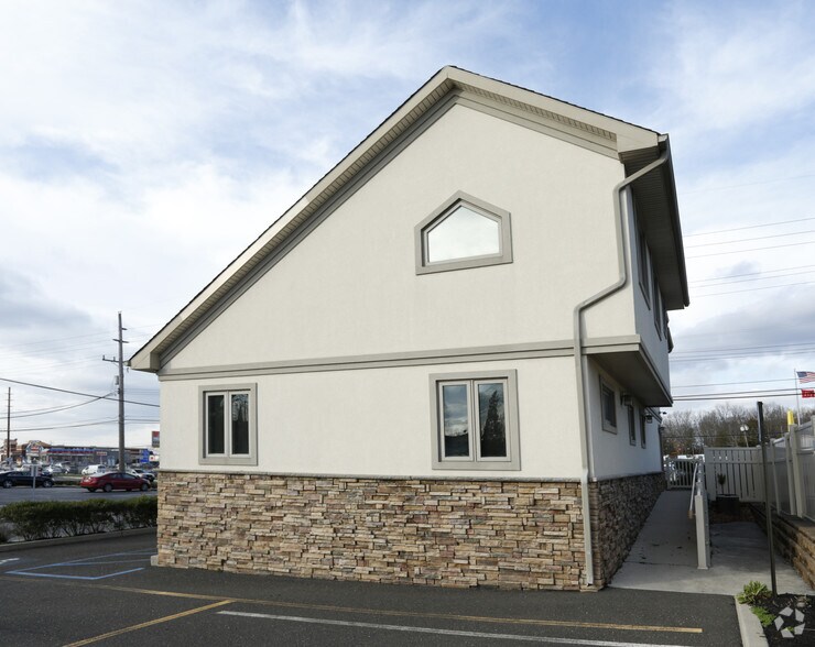 More Photos Of 31 Thomas St, Toms River Office Residential For Lease