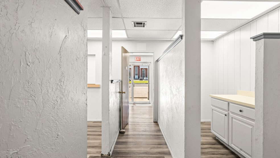 More Photos Of 8720 S Penn Ave, Oklahoma City Office For Sale