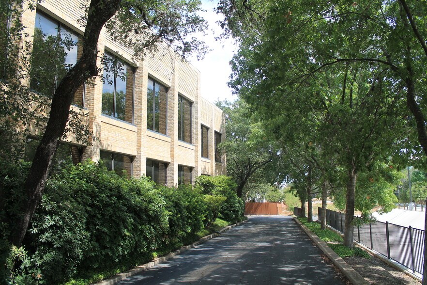 More Photos Of 8930 Wurzbach Rd, San Antonio Loft Creative Space For Lease
