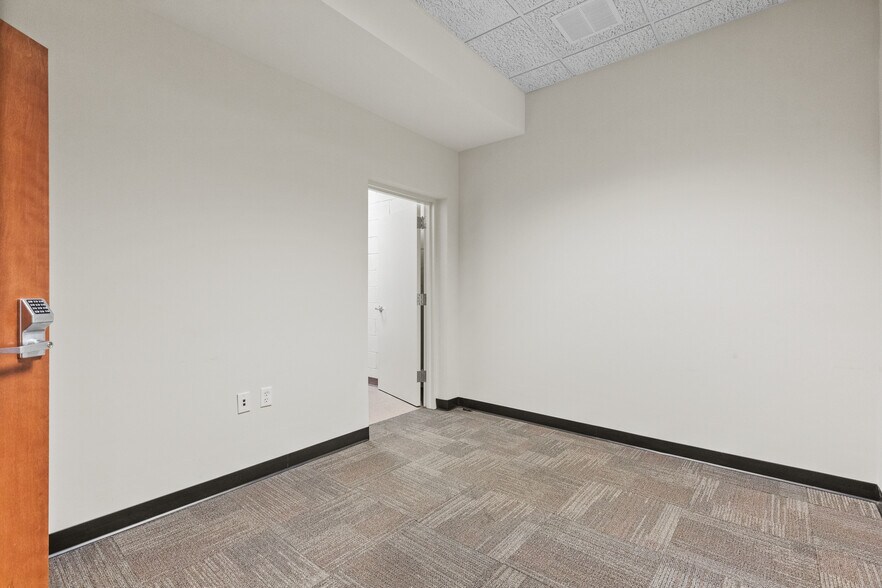 More Photos Of 32 Spruce St, Oakland Flex For Lease