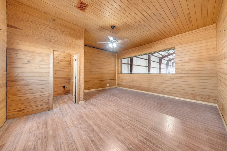 More Photos Of 3411 FM465, Seguin Warehouse For Lease