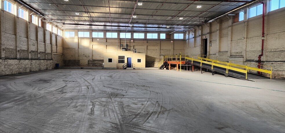 More Photos Of 730 N Main St, Waterbury Warehouse For Lease