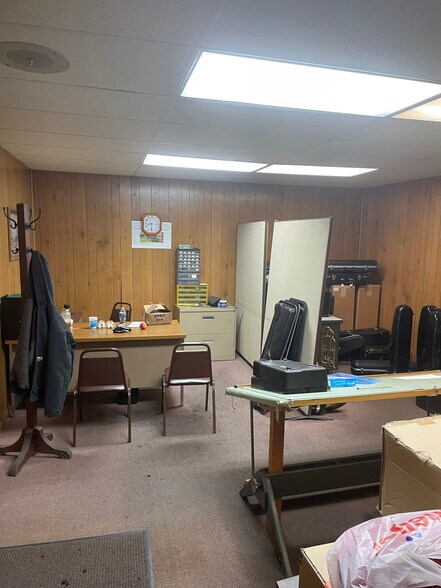 More Photos Of 28680 Holiday Place, Elkhart Distribution For Lease