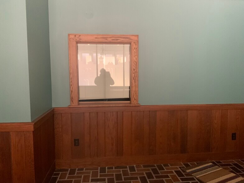 More Photos Of 211 S Court St, Medina Storefront Retail Office For Lease