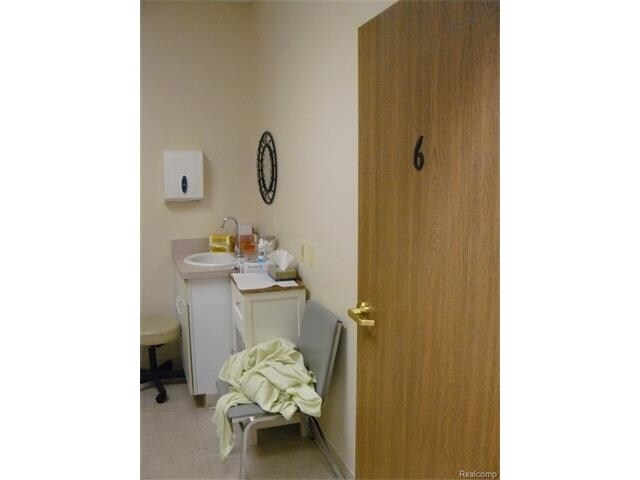 More Photos Of 27500 Hoover Rd, Warren Medical For Lease