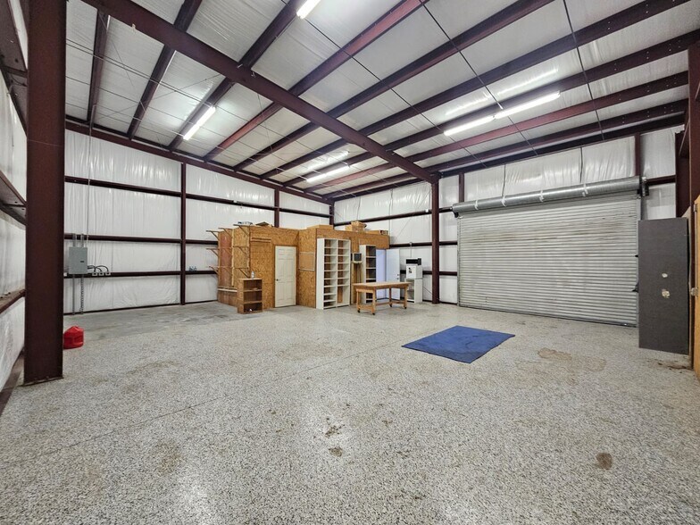 More Photos Of 923 Weisinger Dr, Magnolia Warehouse For Lease