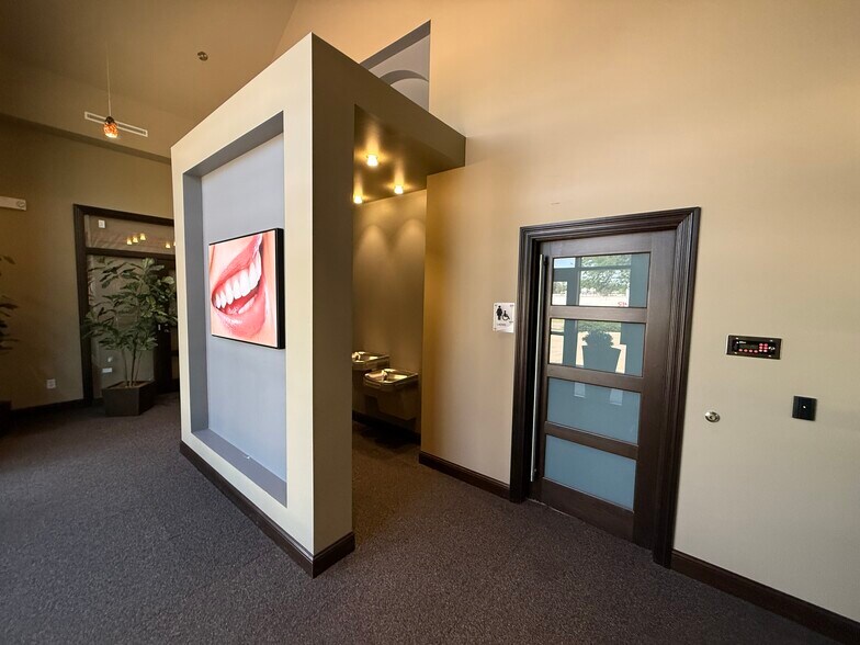 More Photos Of 1570 Mall Dr, Iowa City Office For Lease