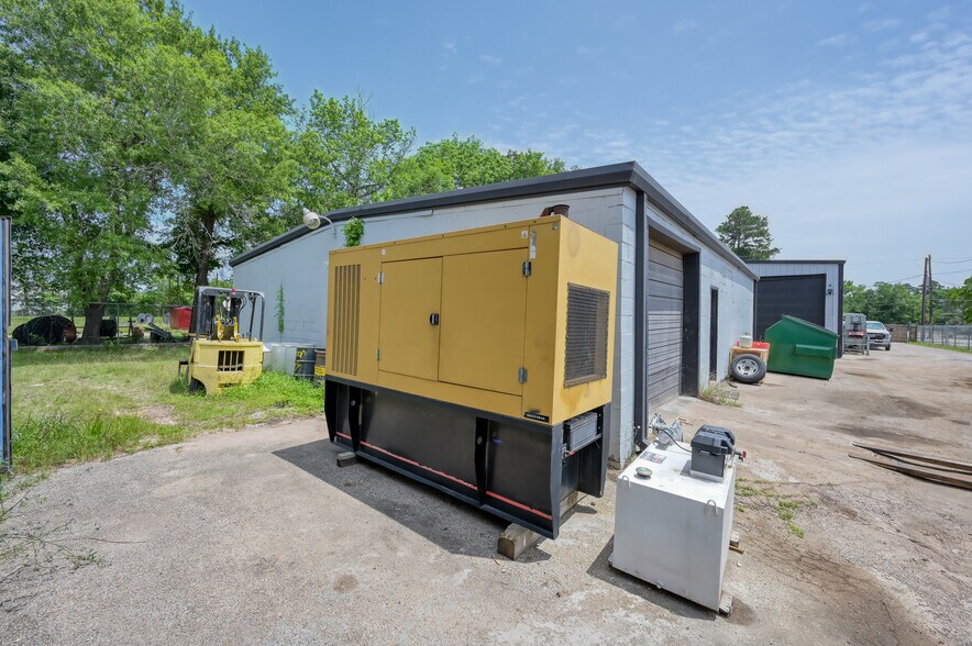 More Photos Of 508 Bryant Rd, Conroe Manufacturing For Sale