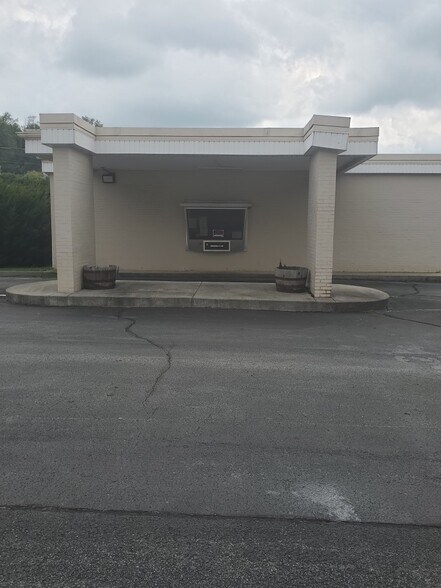 More Photos Of 143 W Riverside Dr, North Tazewell Office For Sale