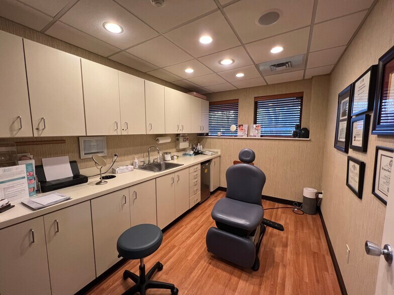 More Photos Of 2 1/2 Dearfield Dr, Greenwich Medical For Lease