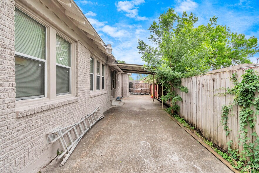 More Photos Of 8209 Howard Dr, Houston Office For Sale