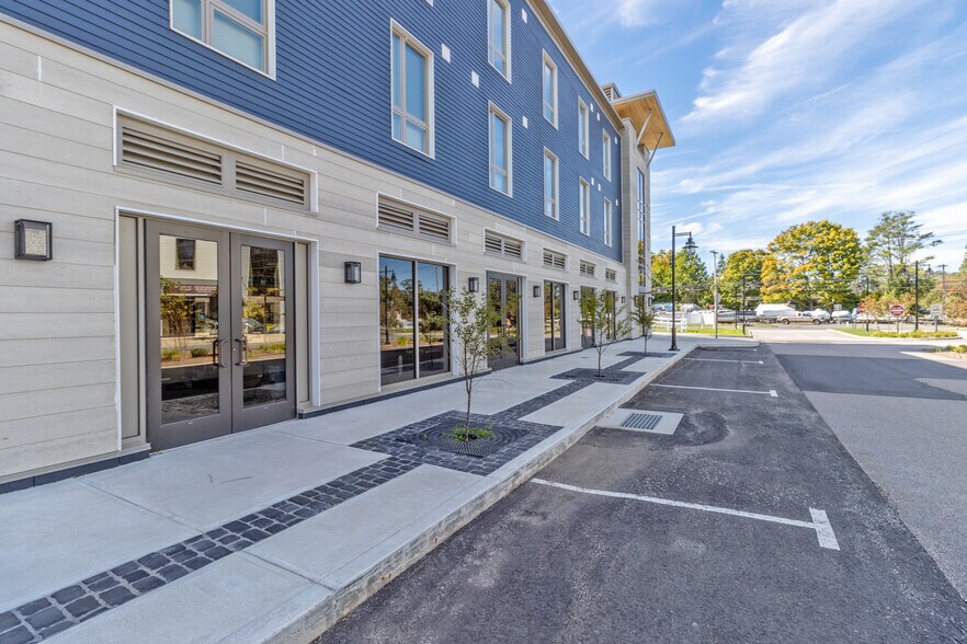 More Photos Of 11 Edgewater Cir, East Hampton Office For Lease