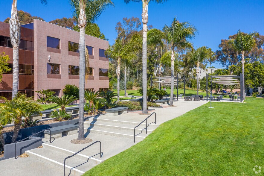 More Photos Of 2011 Palomar Airport Rd, Carlsbad Office For Lease