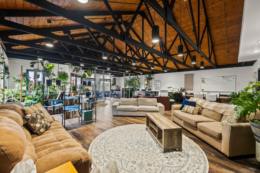 More Photos Of 2000 N 7th Ave, Bozeman Flex For Sale