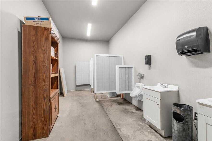 More Photos Of 3206 W Us Highway 377, Granbury Flex For Sale