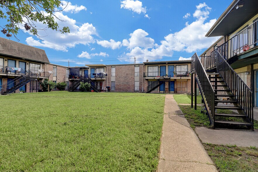 More Photos Of 215 W Little York Rd, Houston Apartments For Sale