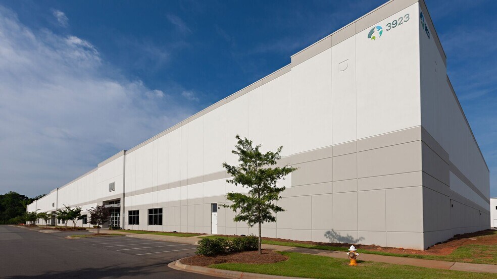 More Photos Of 4835 Sirona Dr, Charlotte Unknown For Lease