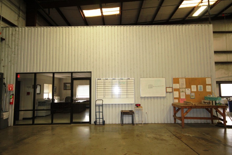 More Photos Of 2938 Brown Rd, Marshall Warehouse For Lease