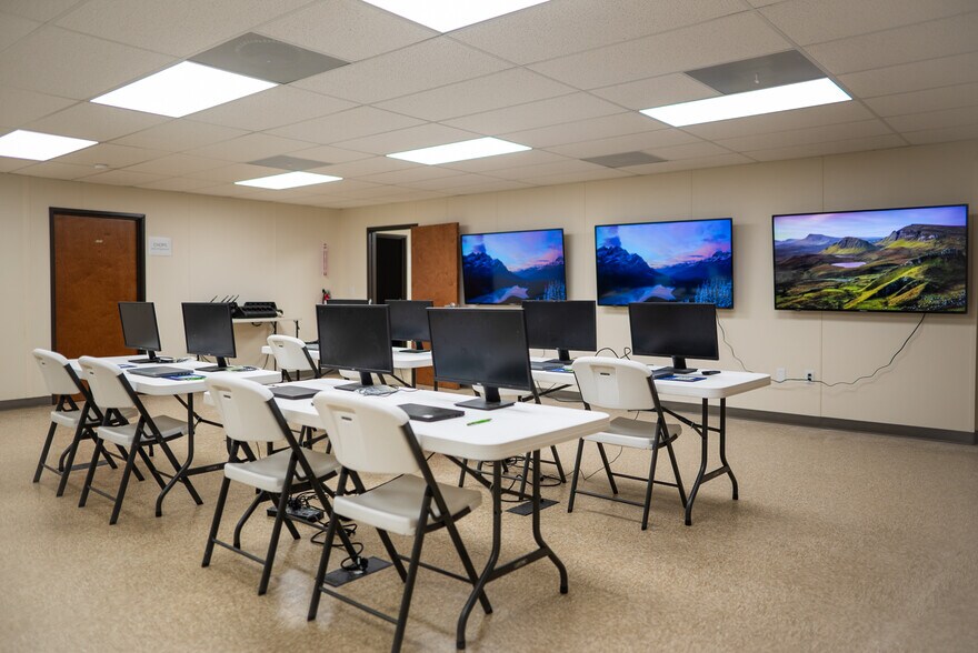 More Photos Of 7402 S US Highway 83, Laredo Warehouse For Lease