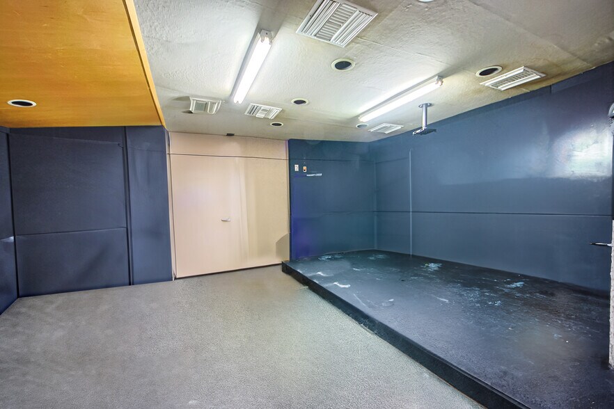 More Photos Of 10800 Ventura Blvd, Studio City Loft Creative Space For Lease