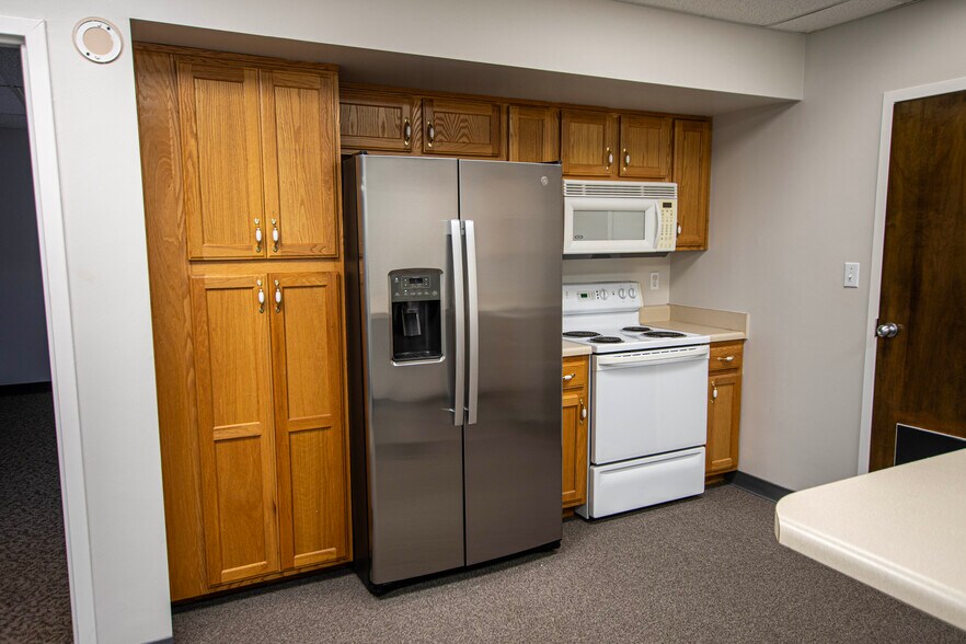 More Photos Of 17235 Bel-Ray Pl, Belton Office For Lease